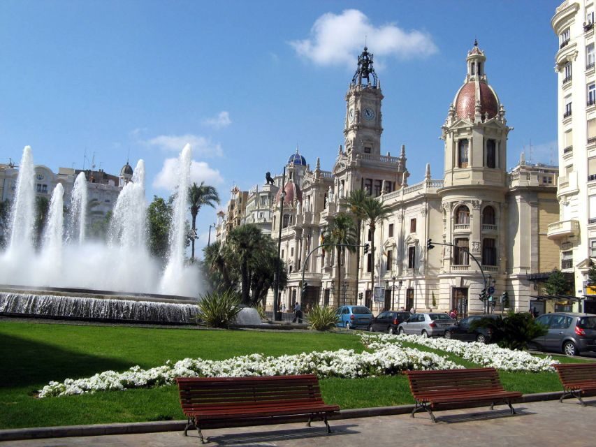 Valencia: 3-Hour Guided City Sightseeing & Beaches Bike Tour - City of Arts and Sciences: modern Valencia, handled in 3 hours