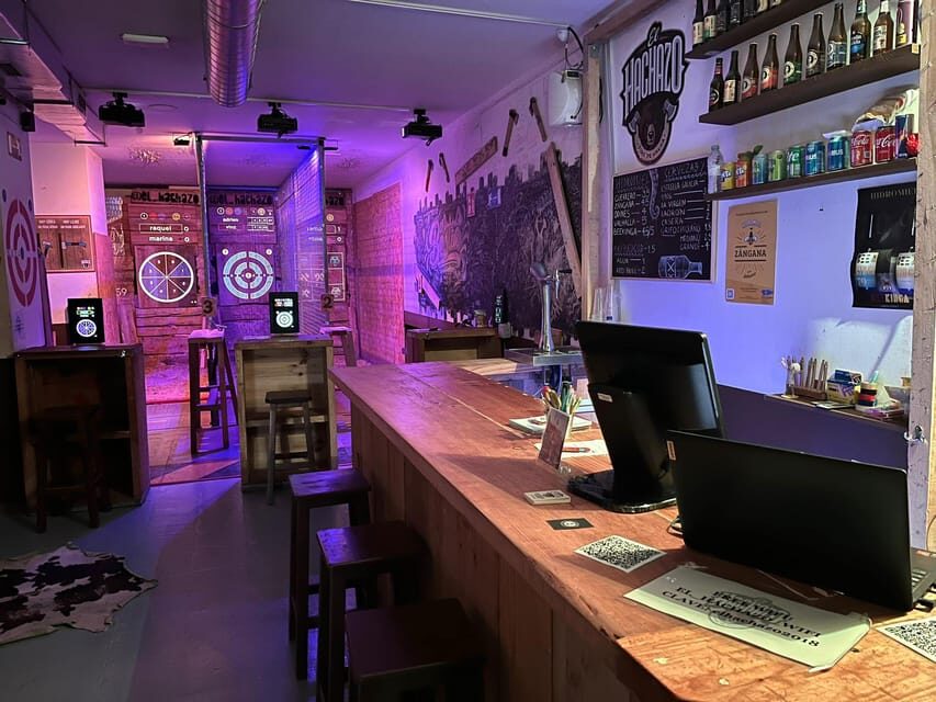 Valencia: Interactive Axe Throwing 1h - Valencia Axe Throwing That Turns Practice Into Real Play