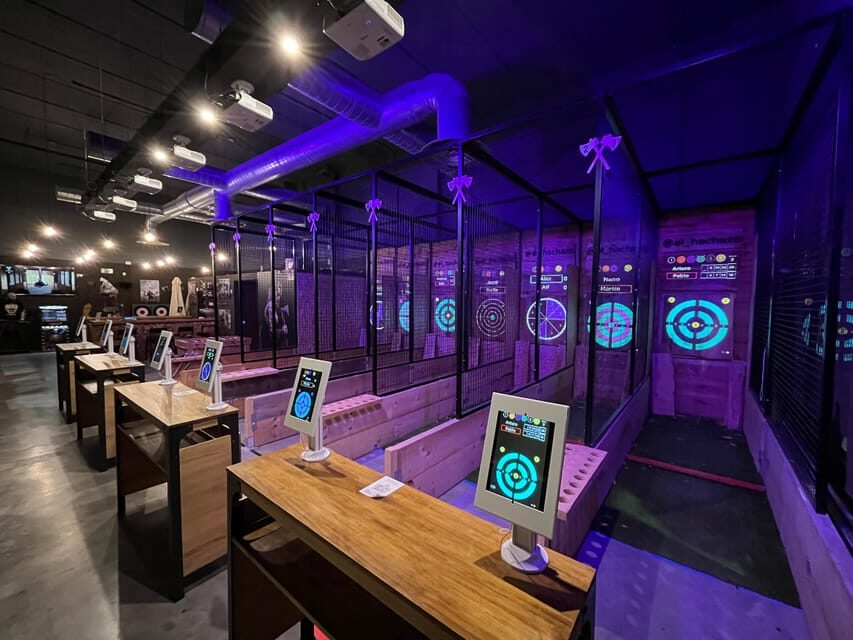 Valencia: Interactive Axe Throwing 1h - The Arsenal: Axes, Knives, and Other Weird Throwables